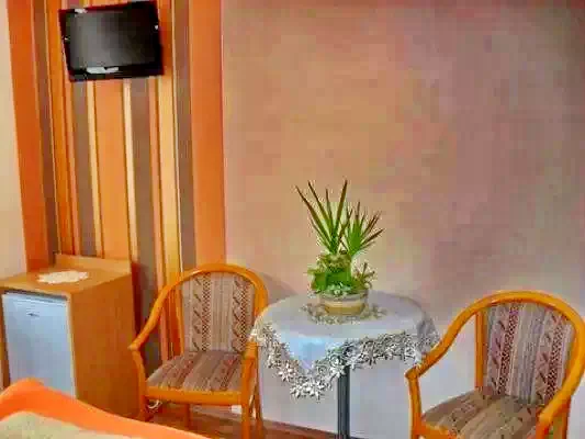  Cazare | Pensiune turistică (K1071-27) Imaginea poate fi supusă drepturilor de autor. Se recomandă contactarea titularului drepturilor.