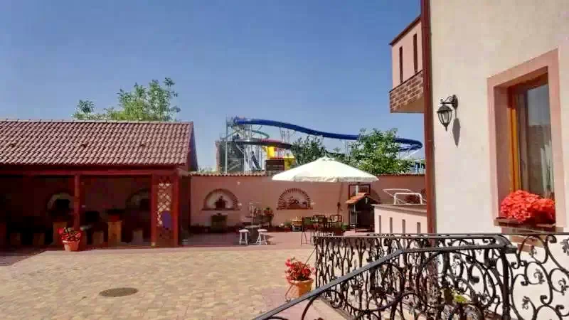  Cazare | Pensiune turistică (K1071-28) Imaginea poate fi supusă drepturilor de autor. Se recomandă contactarea titularului drepturilor.