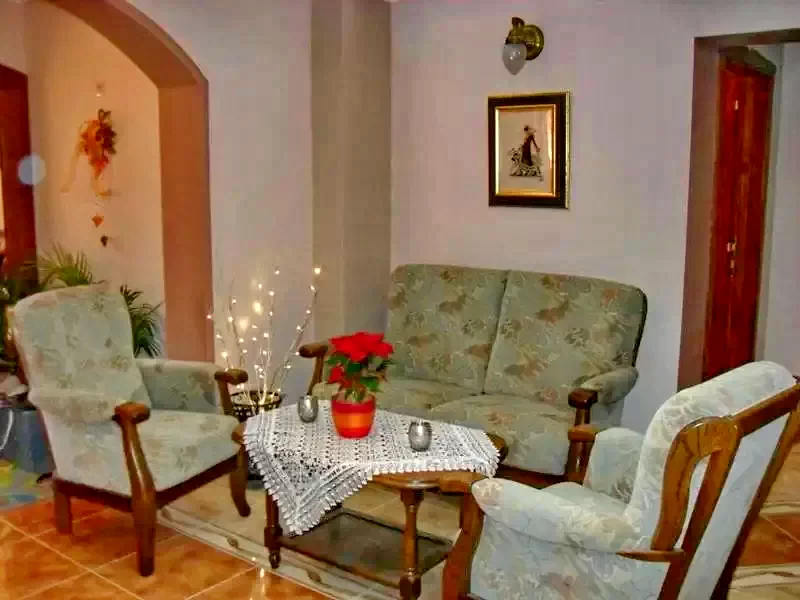  Cazare | Pensiune turistică (K1071-37) Imaginea poate fi supusă drepturilor de autor. Se recomandă contactarea titularului drepturilor.