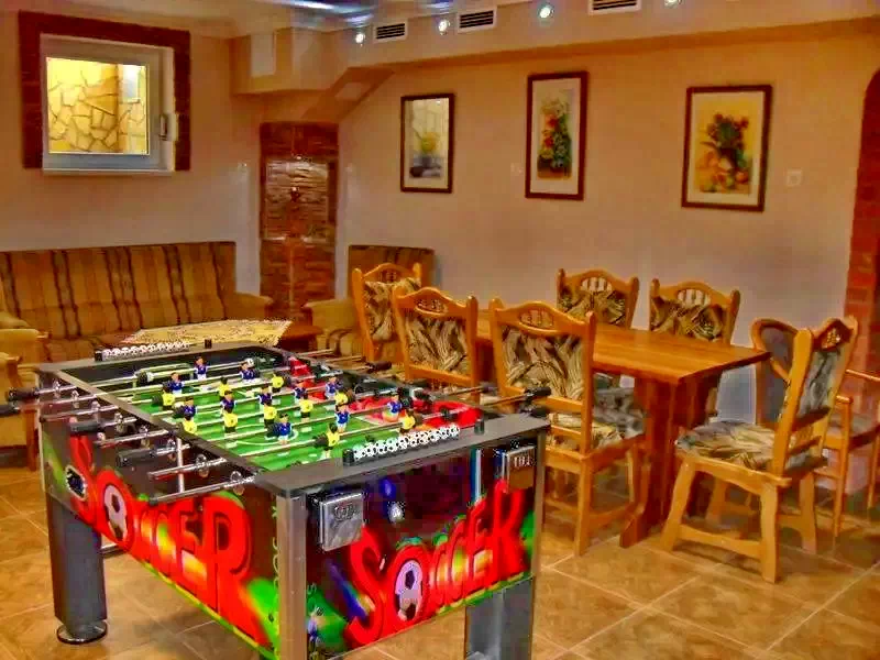  Cazare | Pensiune turistică (K1071-40) Imaginea poate fi supusă drepturilor de autor. Se recomandă contactarea titularului drepturilor.