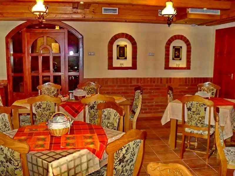  Cazare | Pensiune turistică (K1071-41) Imaginea poate fi supusă drepturilor de autor. Se recomandă contactarea titularului drepturilor.