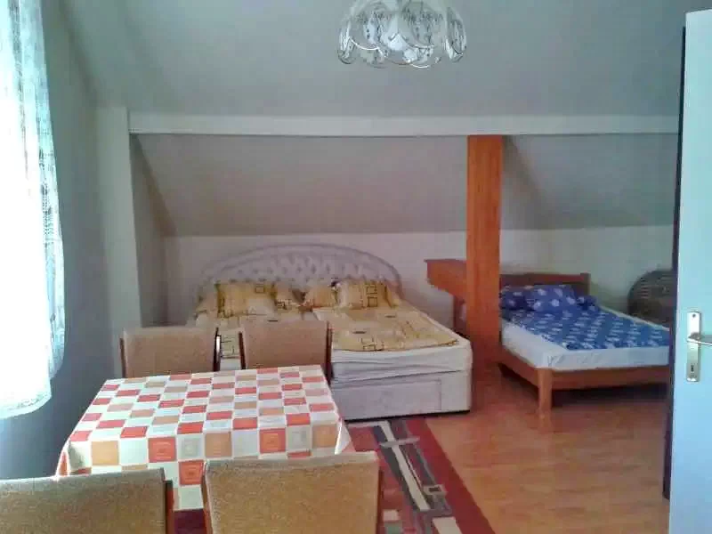  Cazare | Casă de apartamente (K0853-2) Imaginea poate fi supusă drepturilor de autor. Se recomandă contactarea titularului drepturilor.