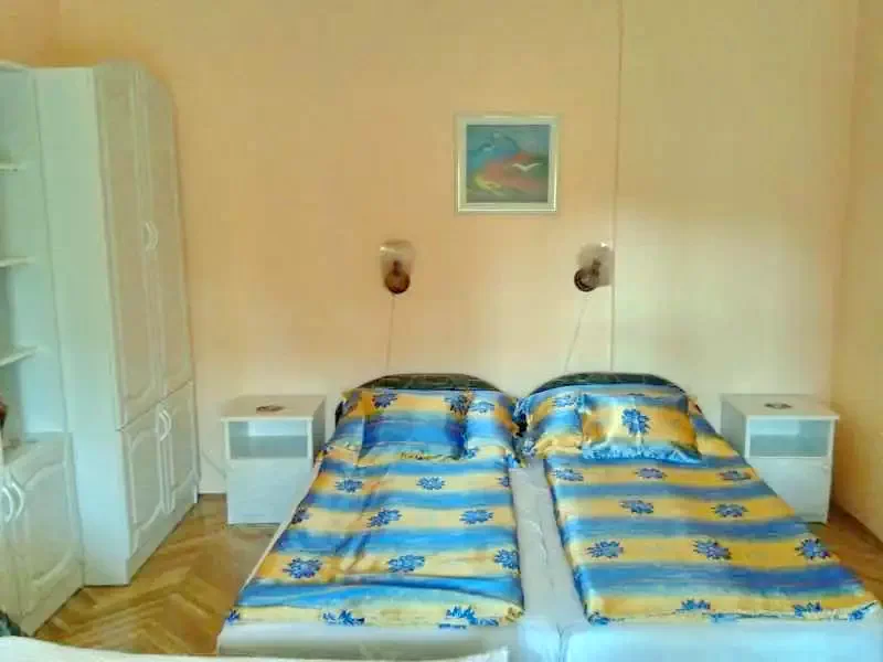  Cazare | Casă de apartamente (K0853-6) Imaginea poate fi supusă drepturilor de autor. Se recomandă contactarea titularului drepturilor.