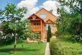  Cazare | Casă de apartamente (K0853-15) Imaginea poate fi supusă drepturilor de autor. Se recomandă contactarea titularului drepturilor.