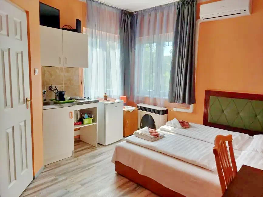 Mișcolț Cazare | Bungalow (K0666-30) Imaginea poate fi supusă drepturilor de autor. Se recomandă contactarea titularului drepturilor.