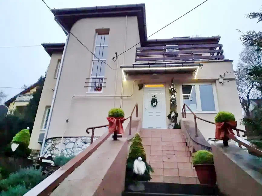 Mișcolț Cazare | Bungalow (K0666-50) Imaginea poate fi supusă drepturilor de autor. Se recomandă contactarea titularului drepturilor.