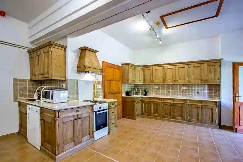  Cazare | Casă de apartamente (K1053-1) Imaginea poate fi supusă drepturilor de autor. Se recomandă contactarea titularului drepturilor.