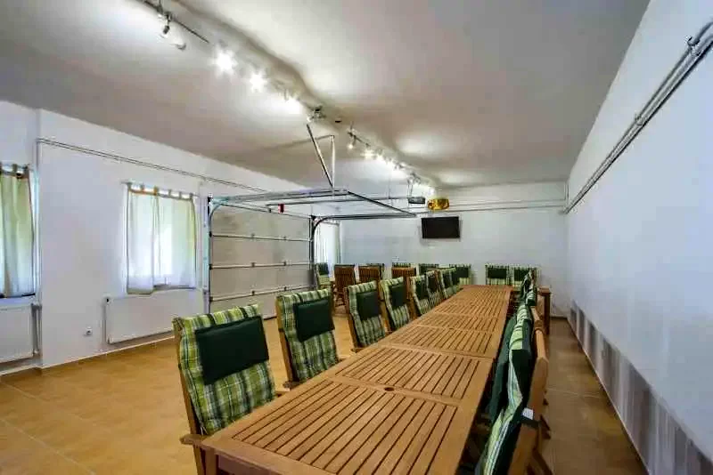  Cazare | Casă de apartamente (K1053-2) Imaginea poate fi supusă drepturilor de autor. Se recomandă contactarea titularului drepturilor.