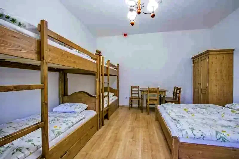  Cazare | Casă de apartamente (K1053-3) Imaginea poate fi supusă drepturilor de autor. Se recomandă contactarea titularului drepturilor.