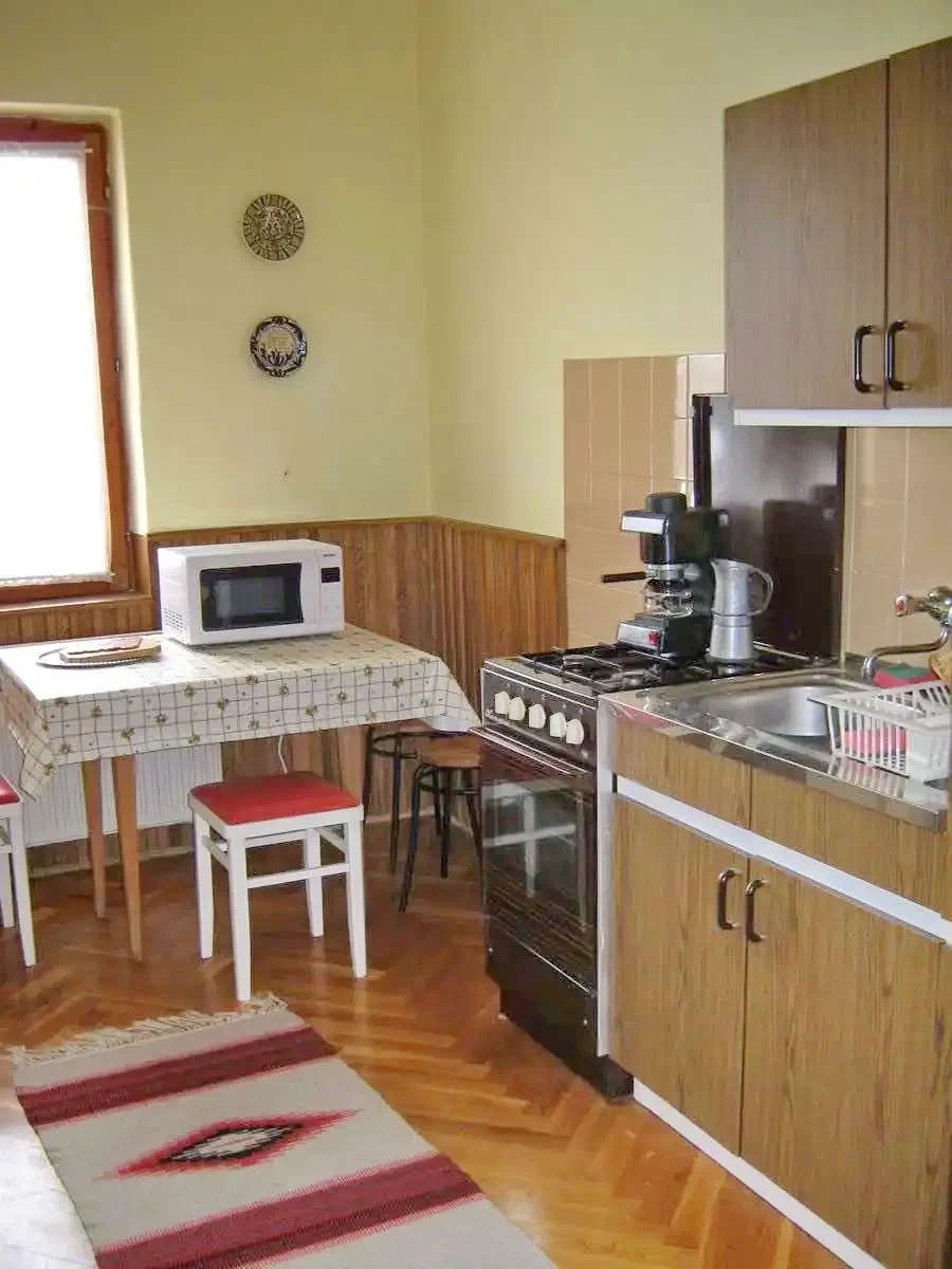 Miskolc Szállás | Apartmanház (K0859-1) A kép szerzői jogvédelem alatt állhat. Javasolt a kapcsolatfelvétel a jog tulajdonossal.