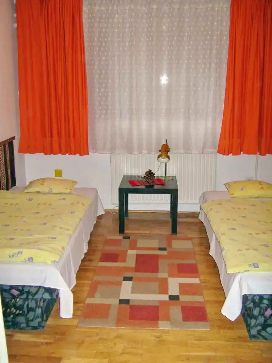 Mișcolț Cazare | Bungalow (K0859-10) Imaginea poate fi supusă drepturilor de autor. Se recomandă contactarea titularului drepturilor.