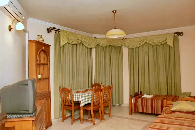  Cazare | Sat de vacanță (K0588-8) Imaginea poate fi supusă drepturilor de autor. Se recomandă contactarea titularului drepturilor.