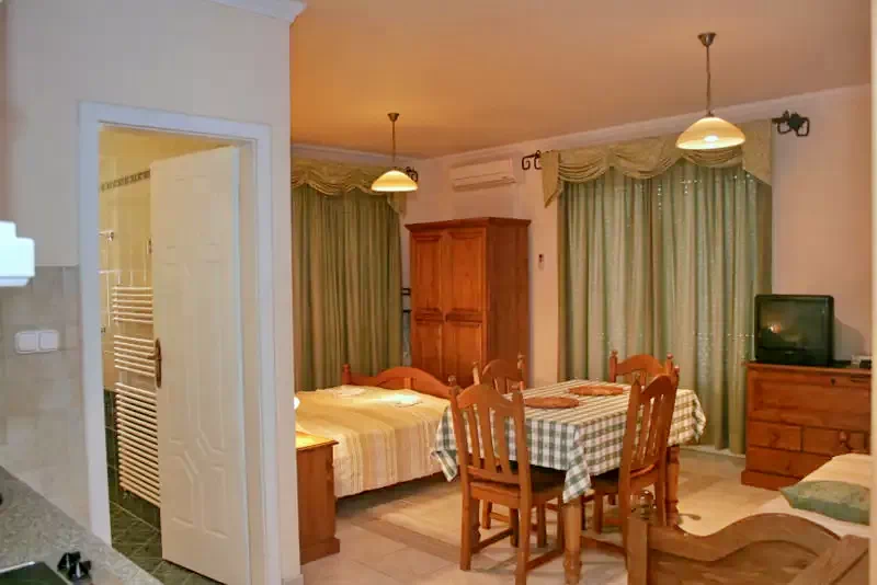 Hajdúszoboszló Szállás | Üdülőfalu (K0588-11) A kép szerzői jogvédelem alatt állhat. Javasolt a kapcsolatfelvétel a jog tulajdonossal.