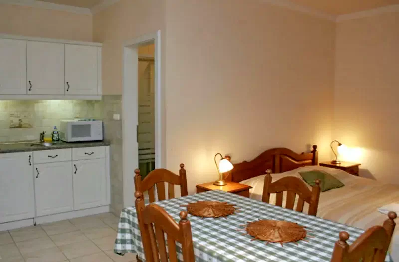 Hajdúszoboszló Szállás | Üdülőfalu (K0588-12) A kép szerzői jogvédelem alatt állhat. Javasolt a kapcsolatfelvétel a jog tulajdonossal.