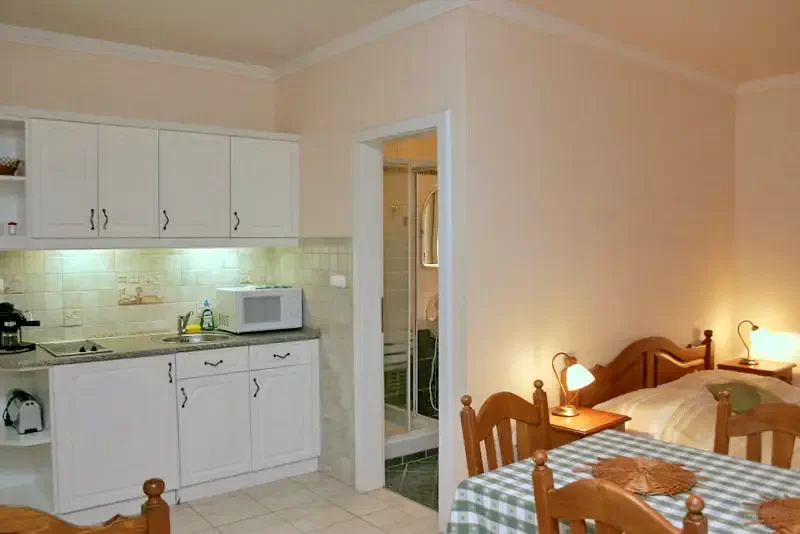  Cazare | Sat de vacanță (K0588-16) Imaginea poate fi supusă drepturilor de autor. Se recomandă contactarea titularului drepturilor.