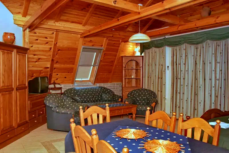  Cazare | Sat de vacanță (K0588-18) Imaginea poate fi supusă drepturilor de autor. Se recomandă contactarea titularului drepturilor.