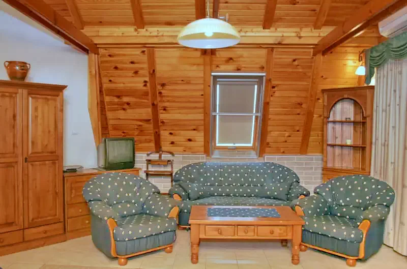  Cazare | Sat de vacanță (K0588-19) Imaginea poate fi supusă drepturilor de autor. Se recomandă contactarea titularului drepturilor.