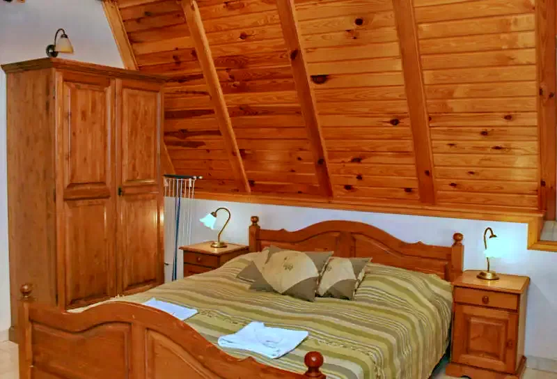  Cazare | Sat de vacanță (K0588-27) Imaginea poate fi supusă drepturilor de autor. Se recomandă contactarea titularului drepturilor.