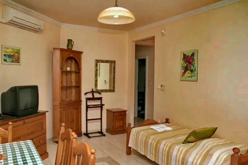  Cazare | Sat de vacanță (K0588-28) Imaginea poate fi supusă drepturilor de autor. Se recomandă contactarea titularului drepturilor.