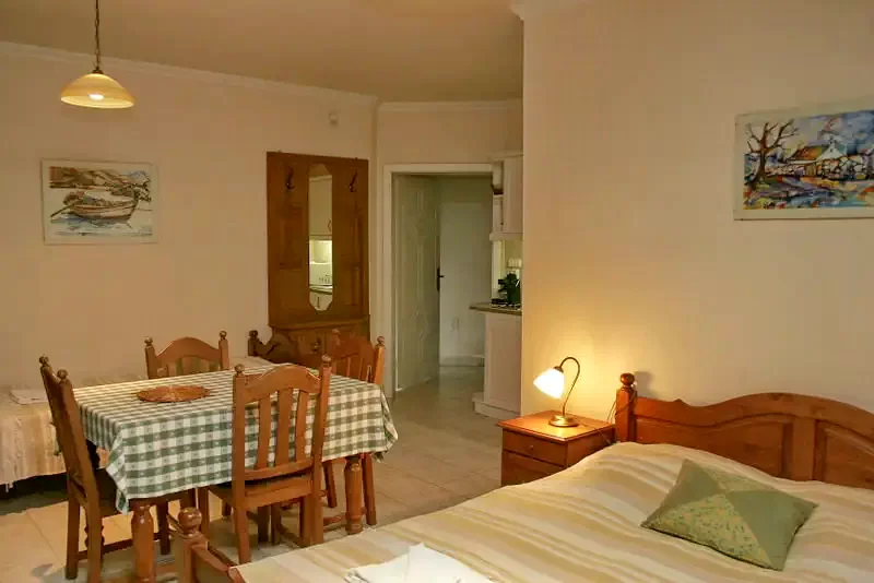  Cazare | Sat de vacanță (K0588-32) Imaginea poate fi supusă drepturilor de autor. Se recomandă contactarea titularului drepturilor.