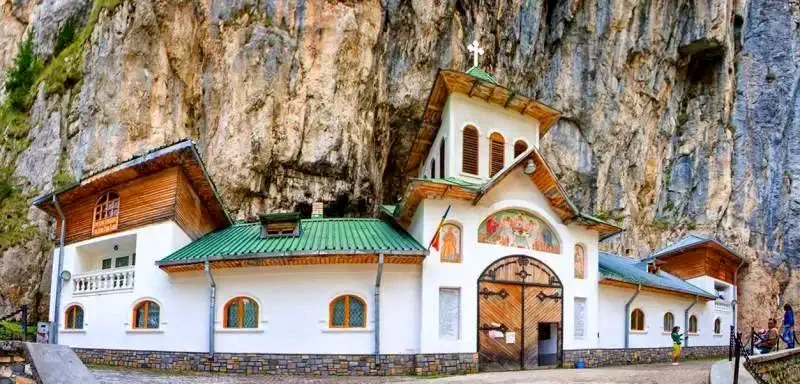 Ialomita-barlang és kolostor