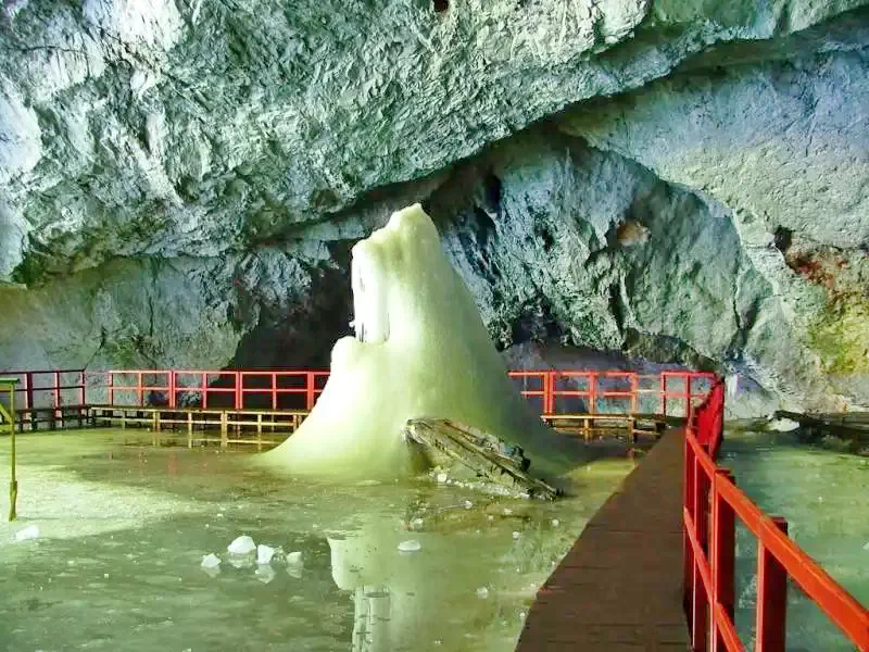 Peștera Ghețarul Scărișoara 