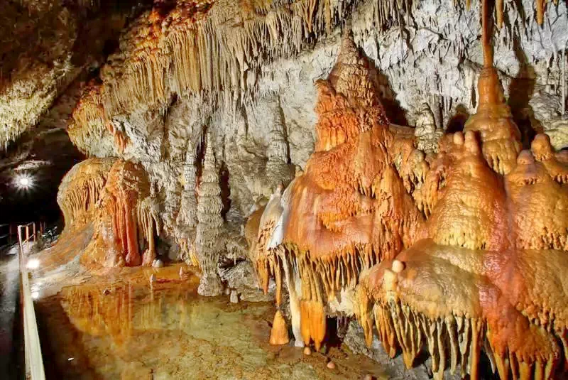 Mézgedi-cseppkőbarlang 