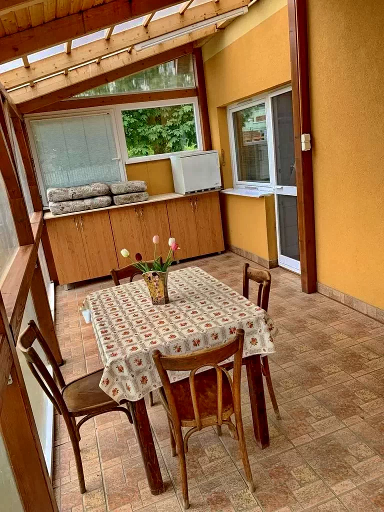  Cazare | Sat de vacanță (K0014-18) Imaginea poate fi supusă drepturilor de autor. Se recomandă contactarea titularului drepturilor.