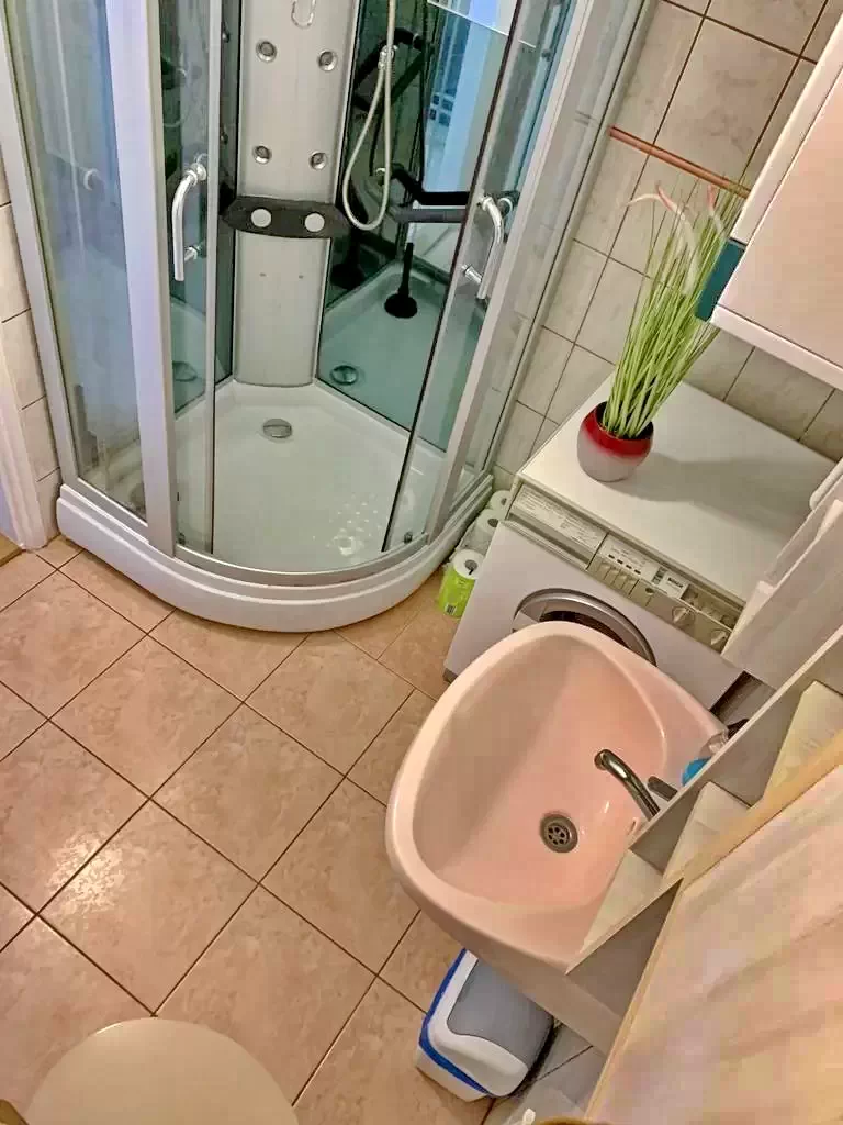  Cazare | Sat de vacanță (K0014-19) Imaginea poate fi supusă drepturilor de autor. Se recomandă contactarea titularului drepturilor.