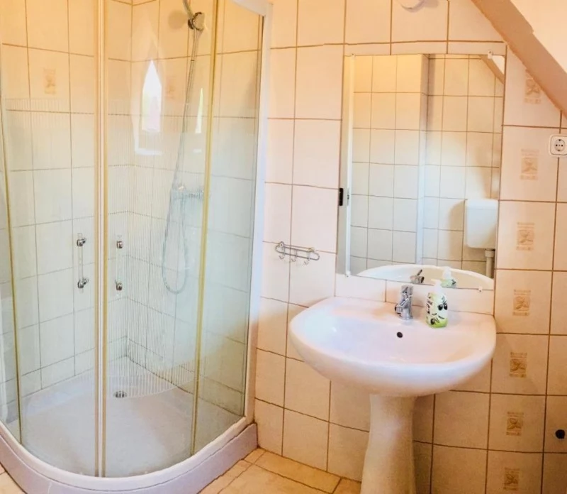  Cazare | Bungalow (K1029-5) Imaginea poate fi supusă drepturilor de autor. Se recomandă contactarea titularului drepturilor.