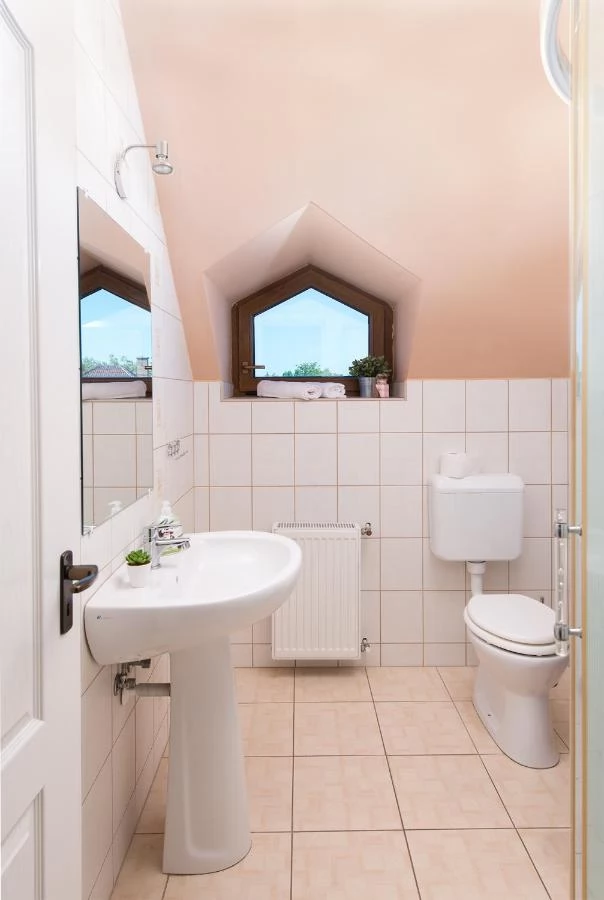  Cazare | Casă de apartamente (K1029-7) Imaginea poate fi supusă drepturilor de autor. Se recomandă contactarea titularului drepturilor.