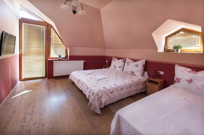  Cazare | Casă de apartamente (K1029-8) Imaginea poate fi supusă drepturilor de autor. Se recomandă contactarea titularului drepturilor.