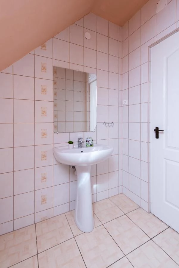  Cazare | Bungalow (K1029-9) Imaginea poate fi supusă drepturilor de autor. Se recomandă contactarea titularului drepturilor.