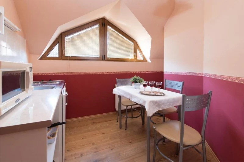  Cazare | Casă de apartamente (K1029-10) Imaginea poate fi supusă drepturilor de autor. Se recomandă contactarea titularului drepturilor.