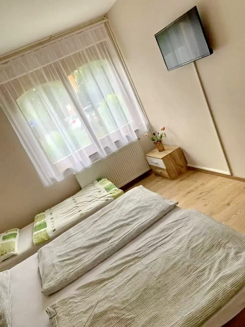  Cazare | Sat de vacanță (K0184-4) Imaginea poate fi supusă drepturilor de autor. Se recomandă contactarea titularului drepturilor.