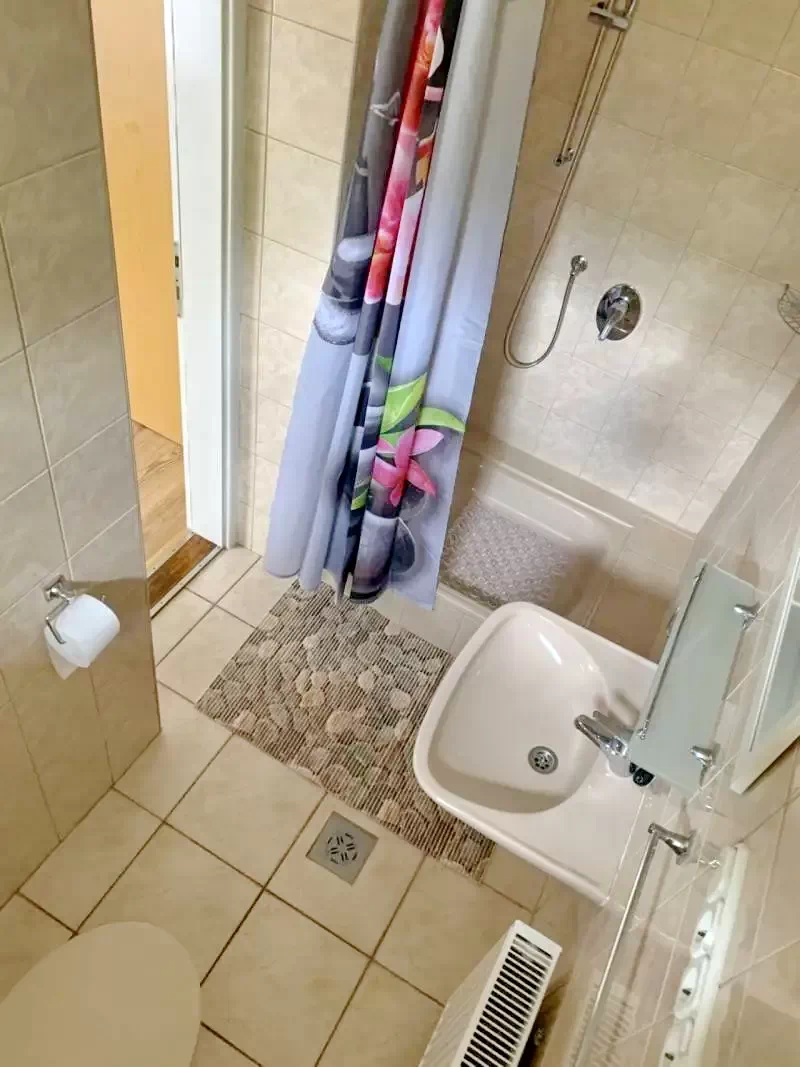  Cazare | Sat de vacanță (K0184-6) Imaginea poate fi supusă drepturilor de autor. Se recomandă contactarea titularului drepturilor.