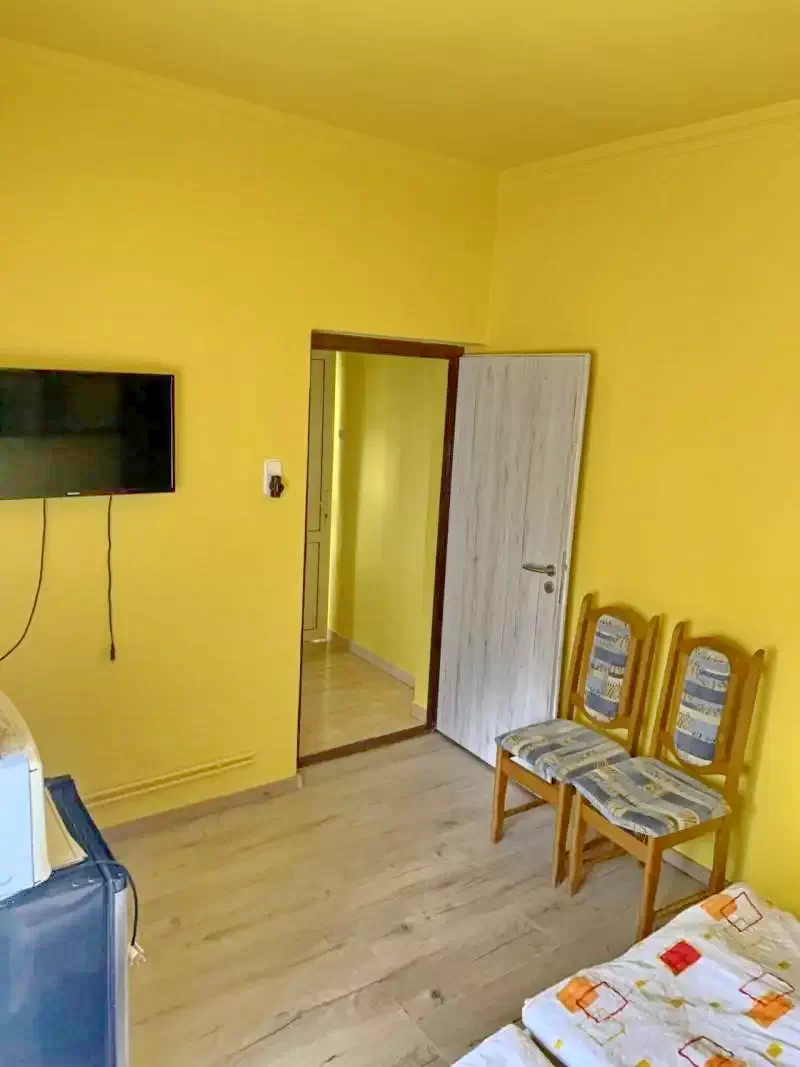  Cazare | Sat de vacanță (K0184-12) Imaginea poate fi supusă drepturilor de autor. Se recomandă contactarea titularului drepturilor.