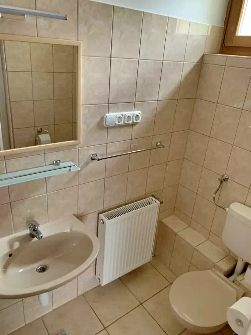  Cazare | Sat de vacanță (K0184-13) Imaginea poate fi supusă drepturilor de autor. Se recomandă contactarea titularului drepturilor.