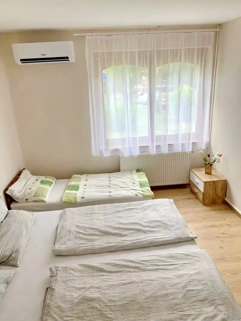  Cazare | Sat de vacanță (K0184-17) Imaginea poate fi supusă drepturilor de autor. Se recomandă contactarea titularului drepturilor.