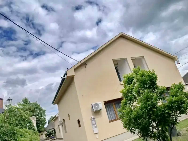  Cazare | Sat de vacanță (K0184-21) Imaginea poate fi supusă drepturilor de autor. Se recomandă contactarea titularului drepturilor.