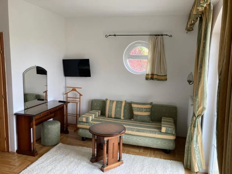  Cazare | Camping / Popas turistic (K0016-3) Imaginea poate fi supusă drepturilor de autor. Se recomandă contactarea titularului drepturilor.