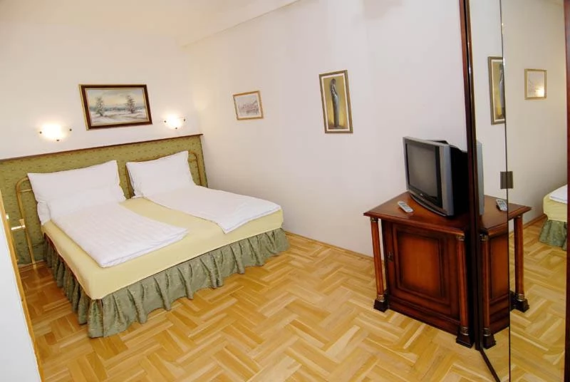  Cazare | Camping / Popas turistic (K0016-20) Imaginea poate fi supusă drepturilor de autor. Se recomandă contactarea titularului drepturilor.