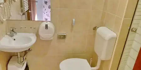  Cazare | Casă de apartamente (K0887-15) Imaginea poate fi supusă drepturilor de autor. Se recomandă contactarea titularului drepturilor.