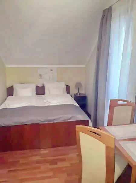  Cazare | Casă de apartamente (K0887-41) Imaginea poate fi supusă drepturilor de autor. Se recomandă contactarea titularului drepturilor.