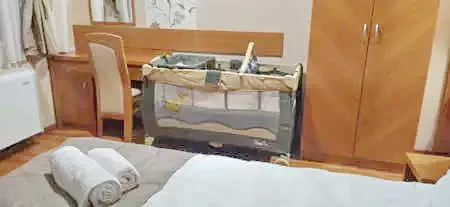  Cazare | Casă de apartamente (K0887-50) Imaginea poate fi supusă drepturilor de autor. Se recomandă contactarea titularului drepturilor.