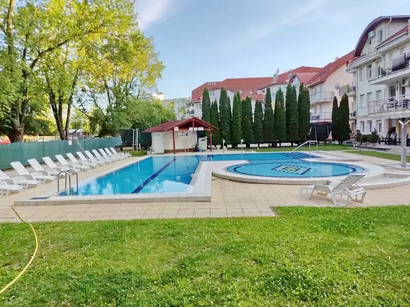  Cazare | Casă de apartamente (K0887-54) Imaginea poate fi supusă drepturilor de autor. Se recomandă contactarea titularului drepturilor.