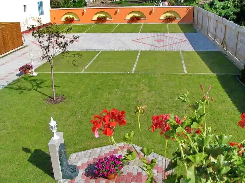  Cazare | Pensiune turistică (K0848-8) Imaginea poate fi supusă drepturilor de autor. Se recomandă contactarea titularului drepturilor.