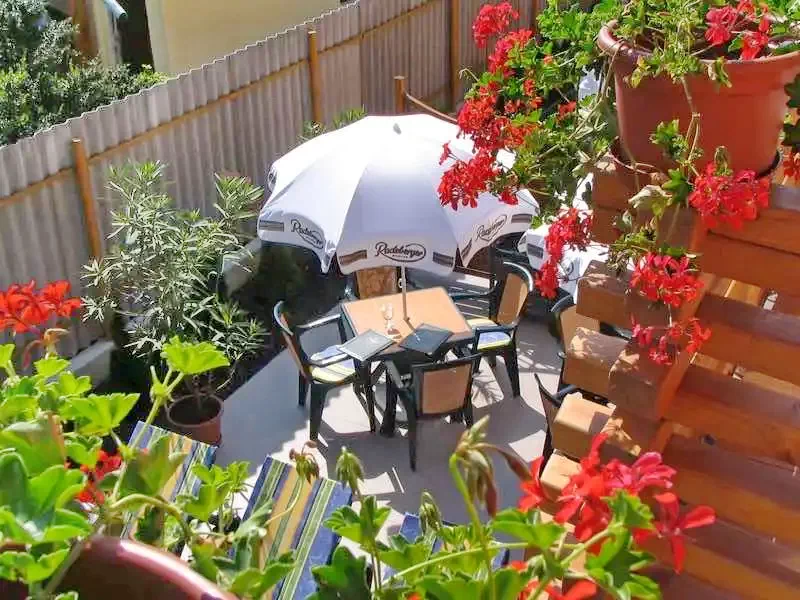  Cazare | Pensiune turistică (K0848-9) Imaginea poate fi supusă drepturilor de autor. Se recomandă contactarea titularului drepturilor.