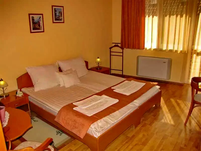  Cazare | Pensiune turistică (K0848-11) Imaginea poate fi supusă drepturilor de autor. Se recomandă contactarea titularului drepturilor.