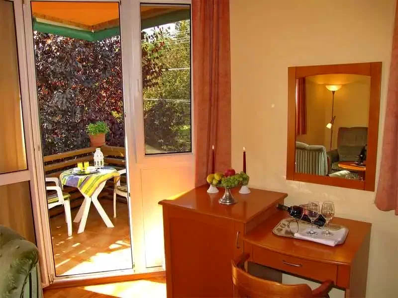  Cazare | Pensiune turistică (K0848-25) Imaginea poate fi supusă drepturilor de autor. Se recomandă contactarea titularului drepturilor.